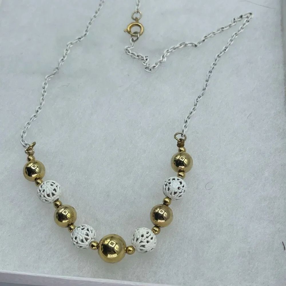 Vintage white gold beaded feminine necklace.